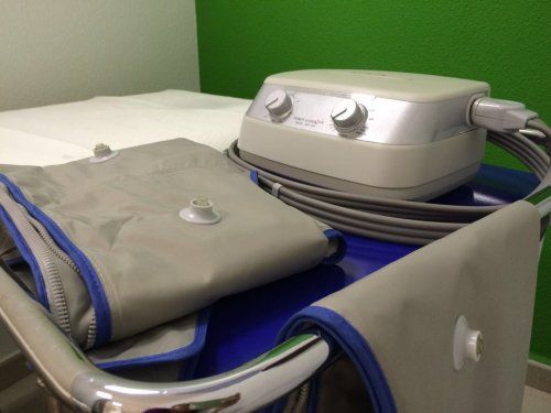 La presoterapia es un tratamiento muy utilizado tanto en el campo de la fisioterapia como en el área de la estética y la imagen personal. En la fisioterapia, la presoterapia se realiza para mejorar la circulación sanguínea y el retorno de la linfa, lo que mejora la oxigenación de los tejidos y ayuda al sistema linfático y circulatorio a realizar correctamente su función fisiológica.
Consiste en utilizar la presión del aire a través de un pantalón inflable que se ponen los pacientes. Dura unos minutos y los resultados se pueden empezar a comprobar desde la primera sesión.
Son múltiples los beneficios de este tratamiento. Destacan los siguientes:

Aumenta la oxigenación del cuerpo
Reduce edemas, inflamaciones e hinchazones
Tonifica los músculos
Elimina toxinas de la piel

Si desea que le demos más información al respecto, por favor llámenos al siguiente número de teléfono: 96 419 04 88.